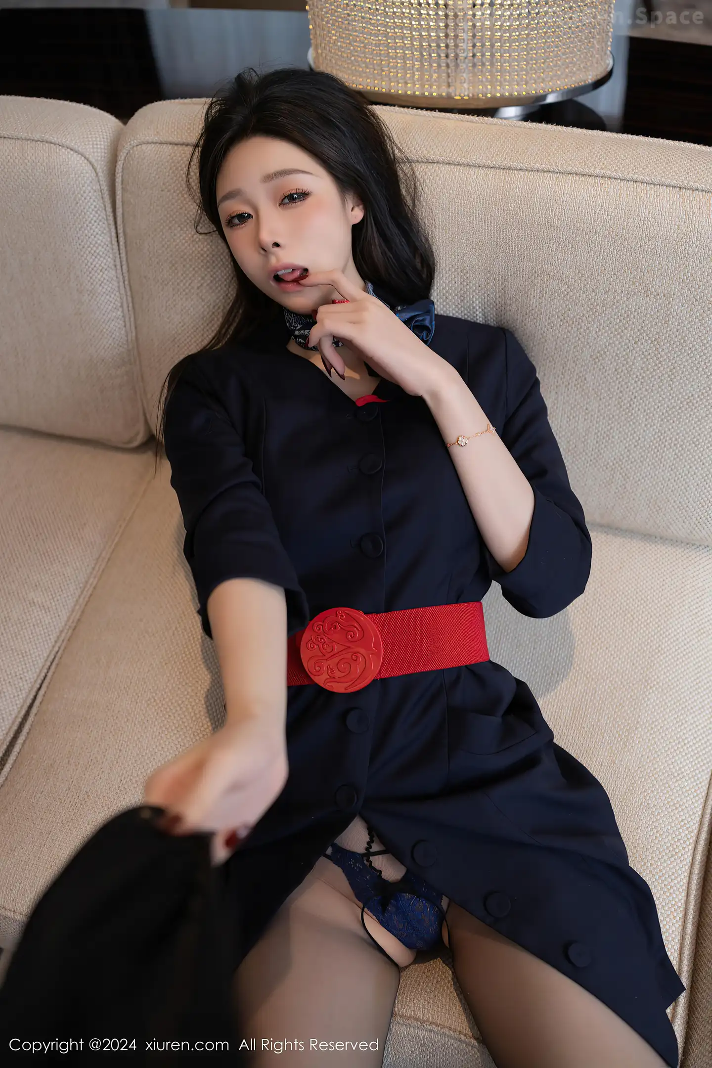 图片[4]-[XiuRen秀人网] VOL.9597 模特小逗逗深色制服露紫色内衣配开档黑丝秀曼妙身姿诱惑写真80P-秀人网官方网站